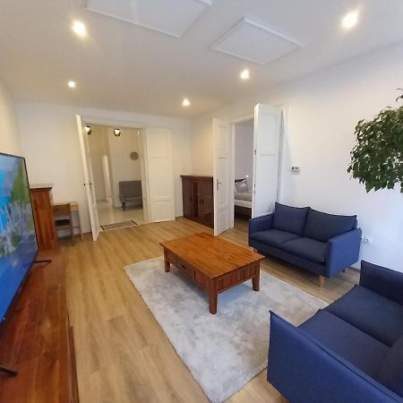 Korvin One Apartman Pápa Extérieur photo