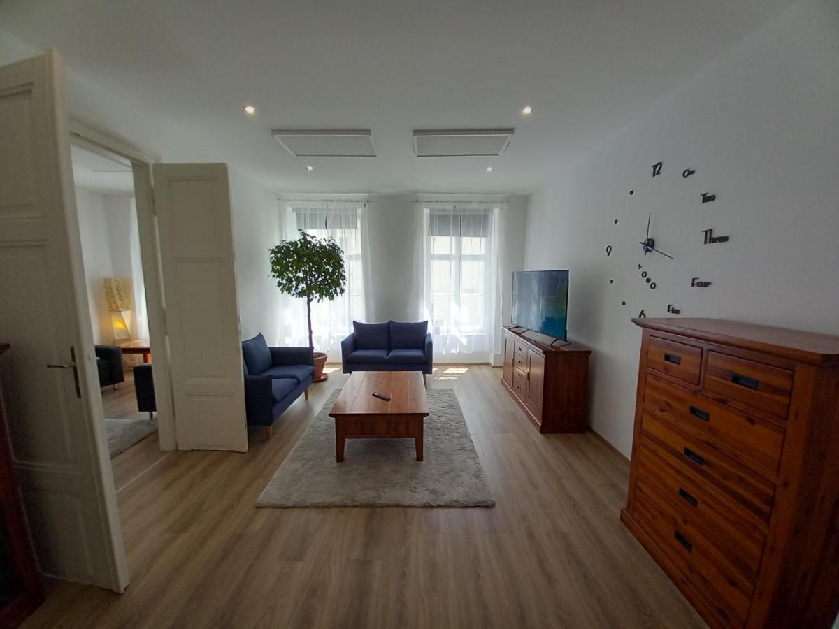 Korvin One Apartman Pápa Extérieur photo